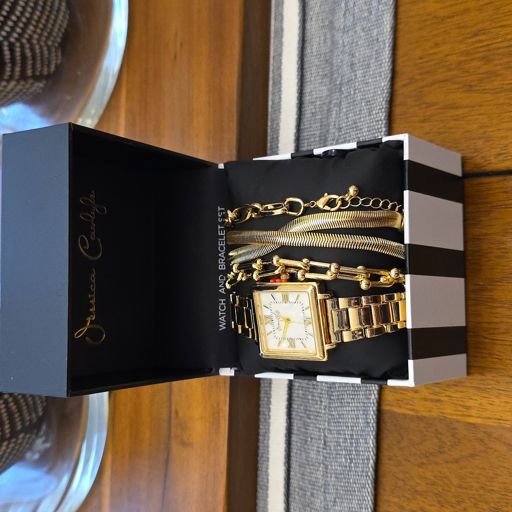 BNIB Women's Watch & Bracelet Boxed Set